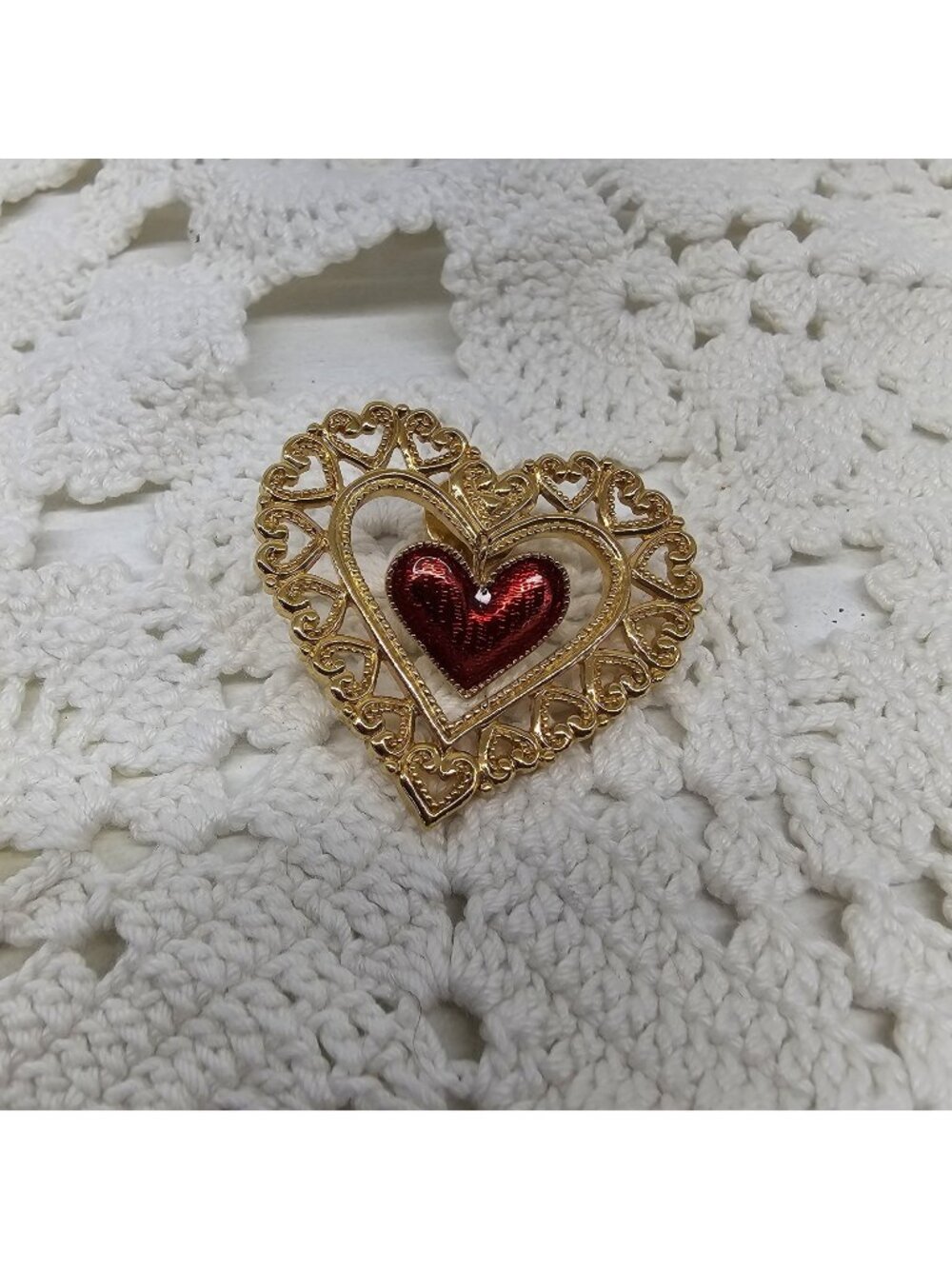 Vintage 1991 Avon Gold Tone Red Enamel Filigree Dangling Heart Brooch Pin